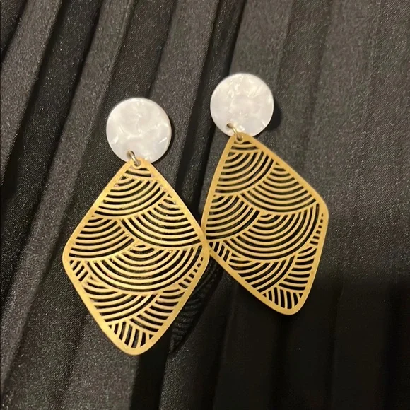 Amazon Gold and White Statement Earrings with Intricate Design - Picture 1 of 1